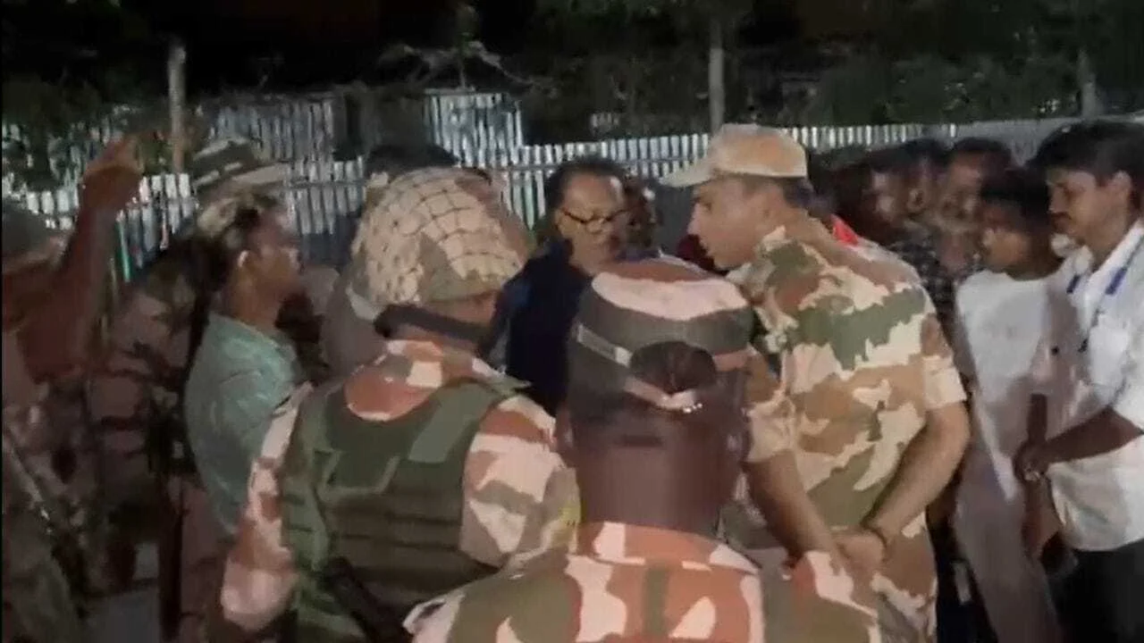 মধ্যরাতে গাড়িতে EVM উদ্ধারকে ঘিরে উত্তেজনা হলদিবাড়িতে - Indian Prime Time